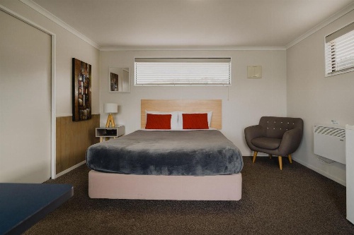 Lakes Edge Holiday Park image 13