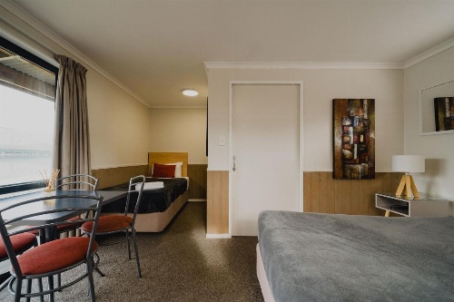 Lakes Edge Holiday Park image 14