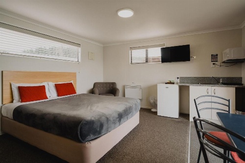 Lakes Edge Holiday Park image 17