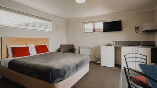 Lakes Edge Holiday Park image 2