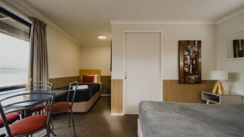 Lakes Edge Holiday Park image 3