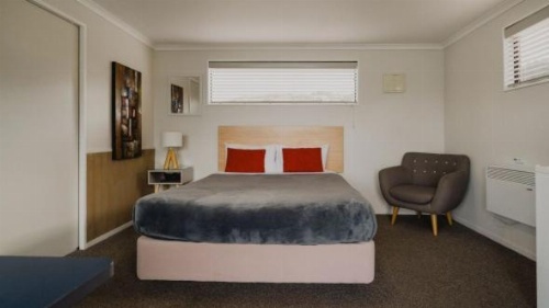 Lakes Edge Holiday Park image 4
