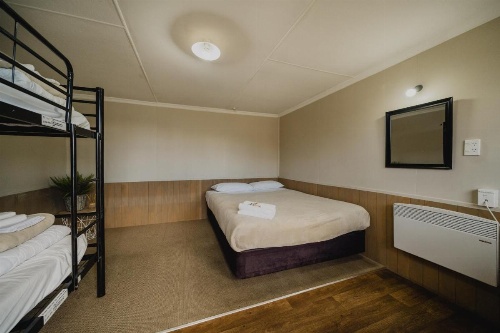 Lakes Edge Holiday Park image 6